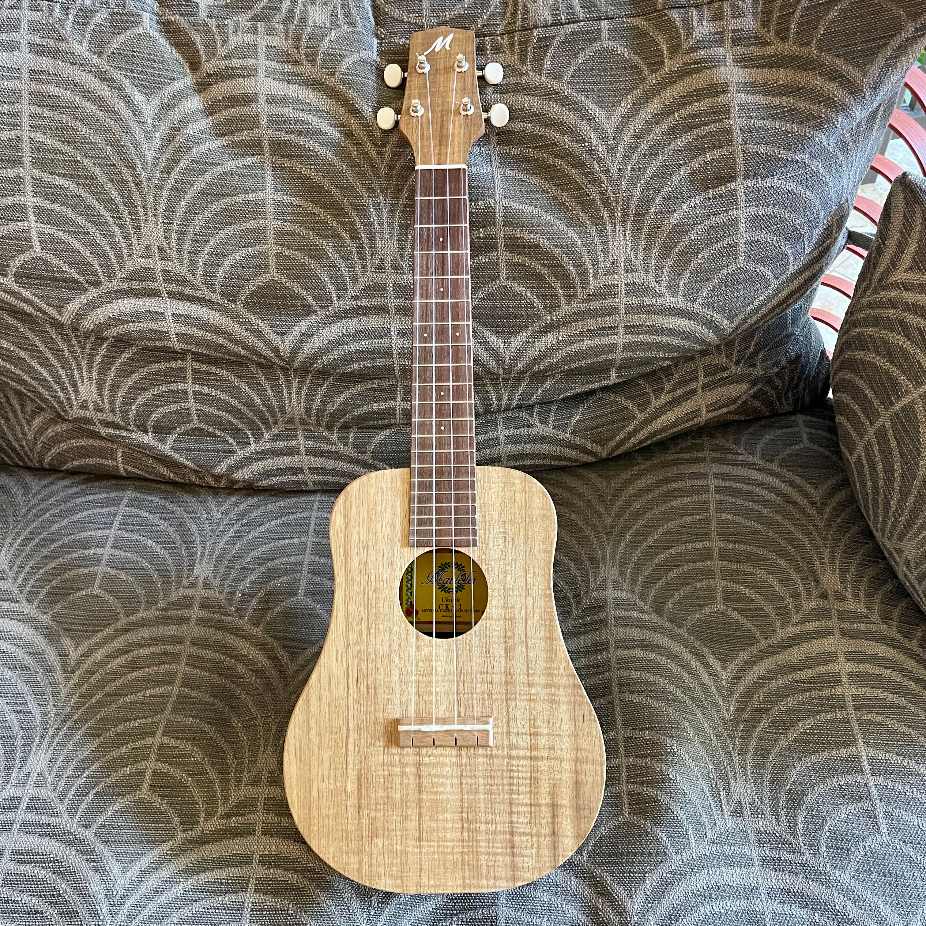 三ツ葉楽器ハワイ – Ukulele Puapua