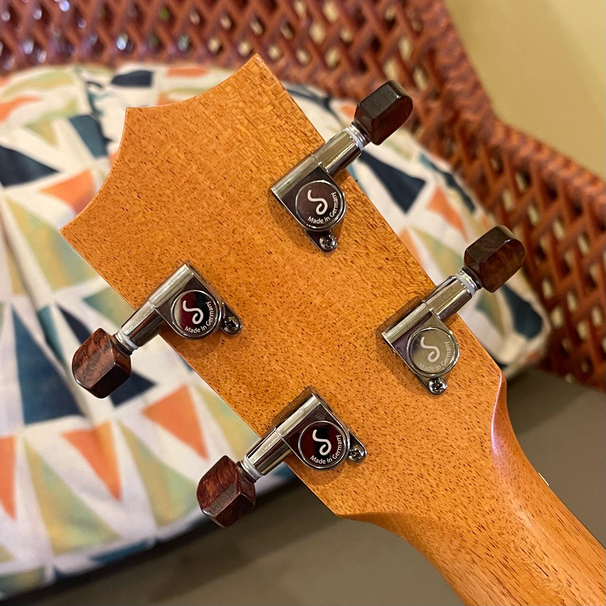 木目が綺麗な　カマカテナーウクレレHF-3 KAMAKA HF-3 S/N：231152 【ハワイアンコア材】【ハワイ製テナー